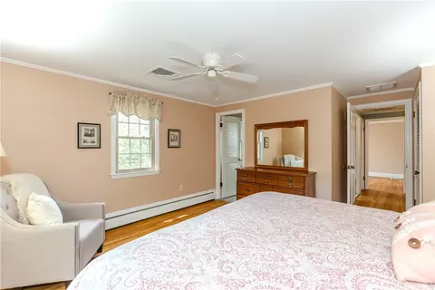 Bedroom - 10 Circle Dr, Middletown, RI 02842 photo 7 of 11