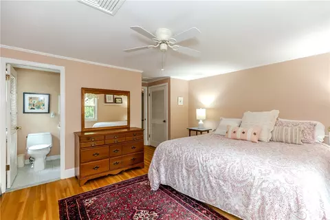 Bedroom - 10 Circle Dr, Middletown, RI 02842 photo 8 of 11