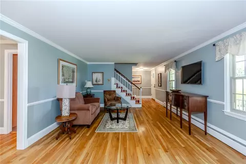 Living - 10 Circle Dr, Middletown, RI 02842 photo 3 of 6