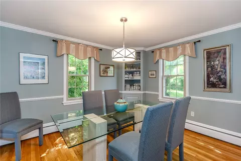 Dining - 10 Circle Dr, Middletown, RI 02842 photo 3 of 4