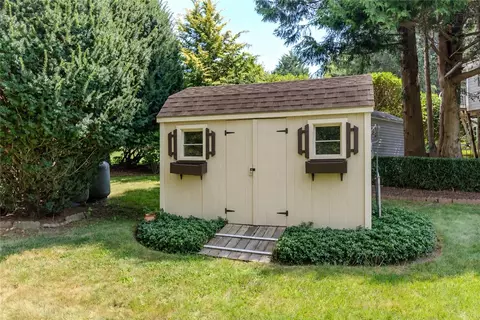 Exterior - 10 Circle Dr, Middletown, RI 02842 photo 5 of 10