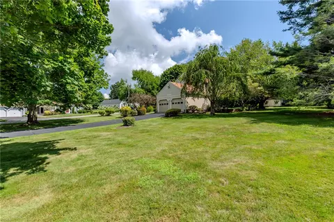 Exterior - 10 Circle Dr, Middletown, RI 02842 photo 7 of 10