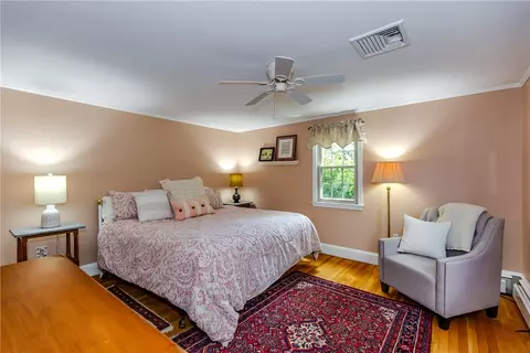 Bedroom - 10 Circle Dr, Middletown, RI 02842 photo 6 of 11