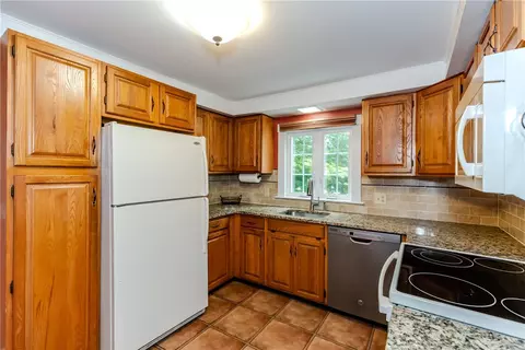 Kitchen - 10 Circle Dr, Middletown, RI 02842 photo 3 of 3