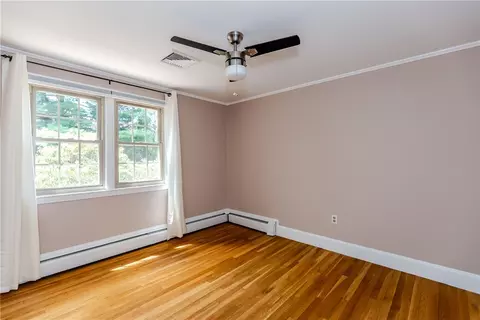 Bedroom - 10 Circle Dr, Middletown, RI 02842 photo 3 of 11