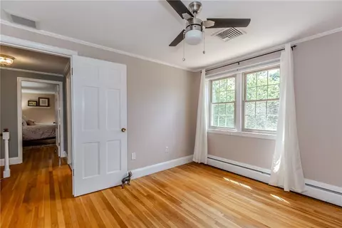 Bedroom - 10 Circle Dr, Middletown, RI 02842 photo 4 of 11