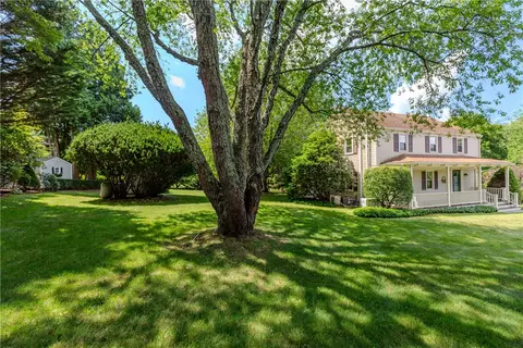 Exterior - 10 Circle Dr, Middletown, RI 02842 photo 8 of 10