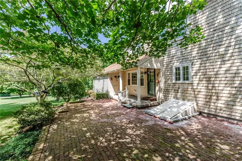 Exterior - 10 Circle Dr, Middletown, RI 02842 photo 3 of 10