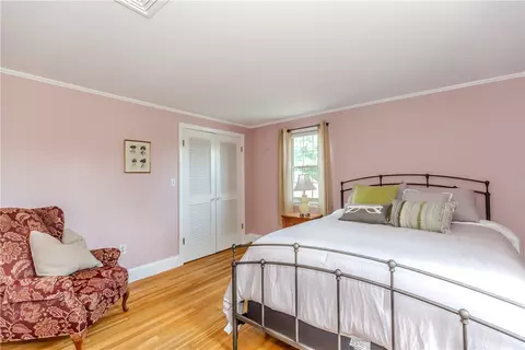 Bedroom - 10 Circle Dr, Middletown, RI 02842 photo 9 of 11