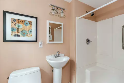Bath - 10 Circle Dr, Middletown, RI 02842 photo 5 of 5