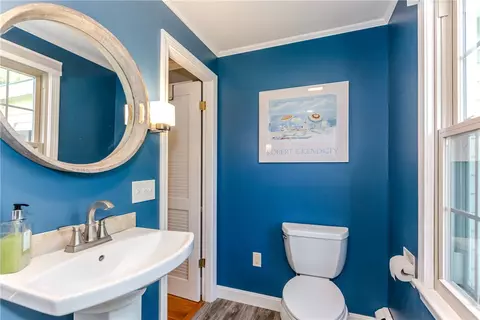 Bath - 10 Circle Dr, Middletown, RI 02842 photo 1 of 5