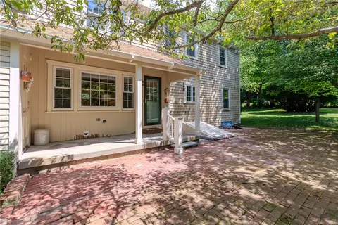 Exterior - 10 Circle Dr, Middletown, RI 02842 photo 4 of 10