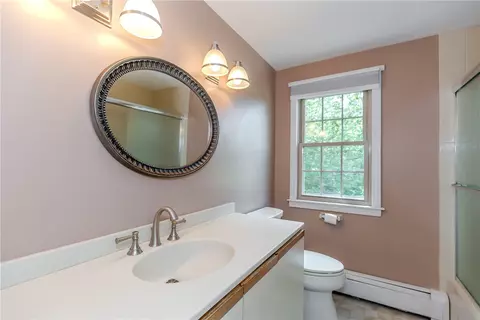 Bath - 10 Circle Dr, Middletown, RI 02842 photo 4 of 5
