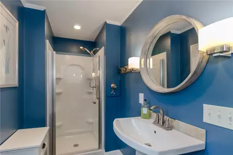 Bath - 10 Circle Dr, Middletown, RI 02842 photo 2 of 5
