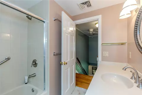 Bath - 10 Circle Dr, Middletown, RI 02842 photo 3 of 5
