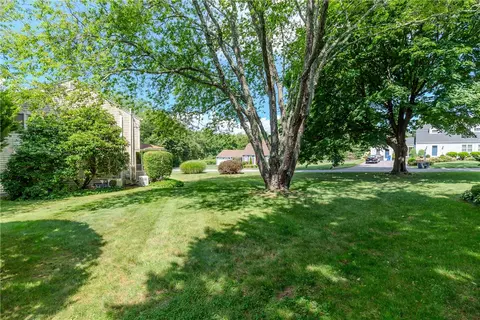 Exterior - 10 Circle Dr, Middletown, RI 02842 photo 6 of 10