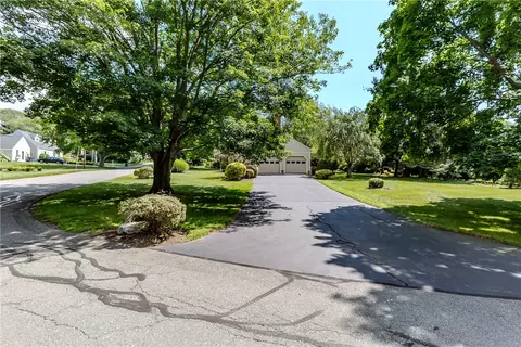 Exterior - 10 Circle Dr, Middletown, RI 02842 photo 9 of 10