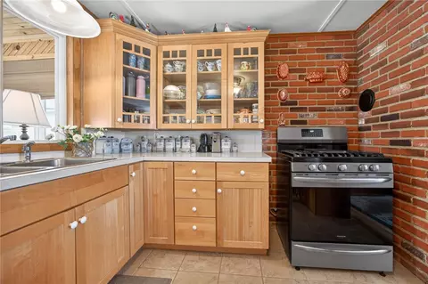 Kitchen - 6 Arbeth Ave, Narragansett, RI 02882 photo 2 of 3