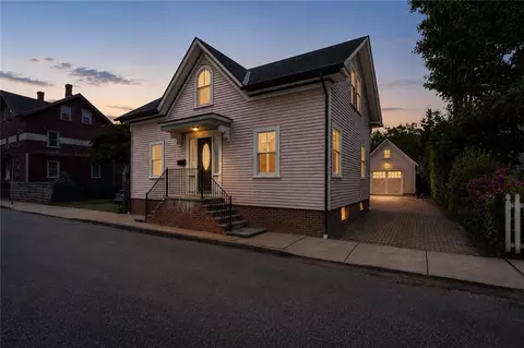 21 Elm St, Newport, RI 02840