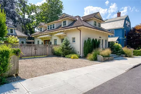 33 Everett St, Newport, RI 02840