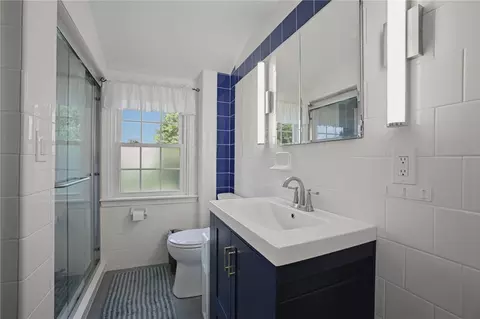 Bath - 37 Nelson Rd, Cranston, RI 02921 photo 2 of 2