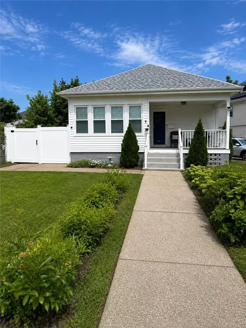 6 Warwick Rd, Pawtucket, RI 02861