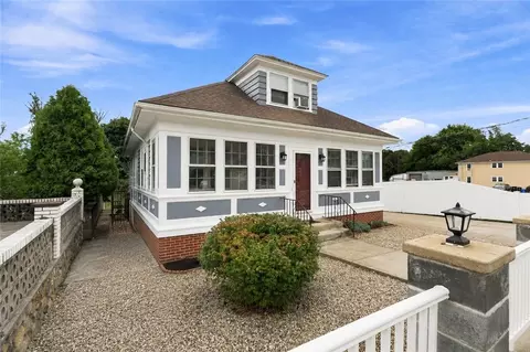 215 Simmonsville Ave, Johnston, RI 02919