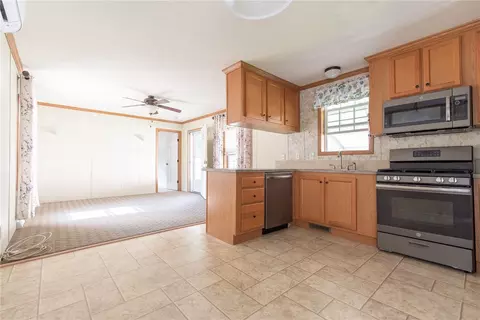 Living - 979 Toll Gate Rd, Warwick, RI 02886 photo 2 of 3