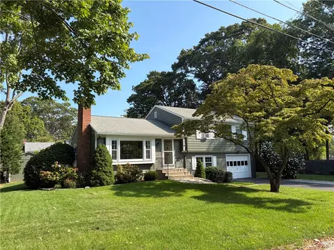 10 Cherry Ln, Barrington, RI 02806