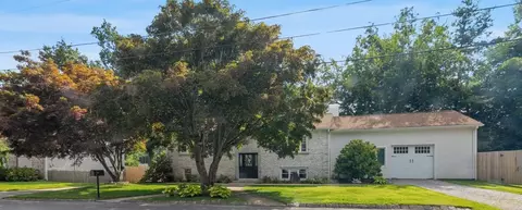23 Woodcrest Dr, Johnston, RI 02919