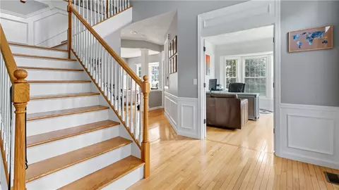 Entry Way - 68 Castle Rocks Rd, Warwick, RI 02886 photo 4 of 6