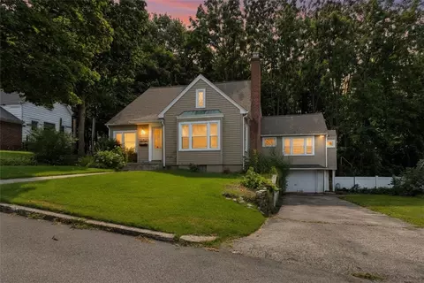 9 Country Pkwy, North Providence, RI 02911