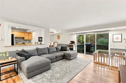 125 Van Zandt Ave #201, Newport, RI 02840