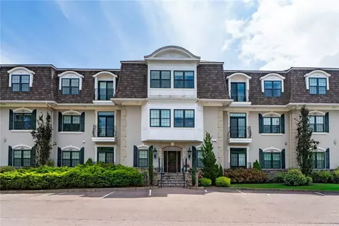 1404 S County Trl #203, East Greenwich, RI 02818