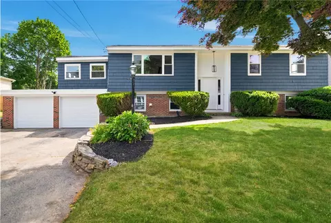 25 Stoneham St, Cranston, RI 02920