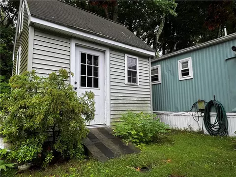 23 Woodridge Dr, Mapleville, RI 02839 photo 2