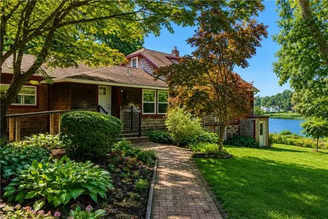 75 Richard Smith Dr, North Kingstown, RI 02852