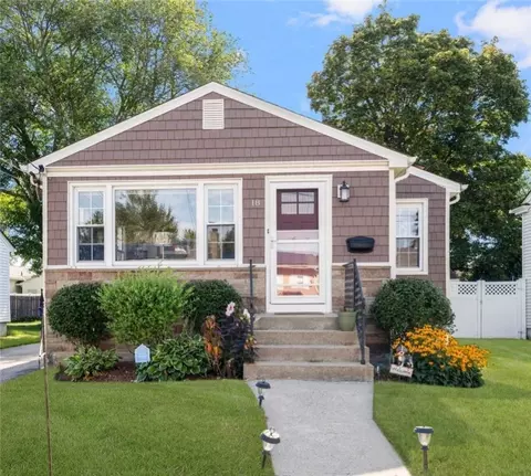 18 Pine St, North Providence, RI 02911