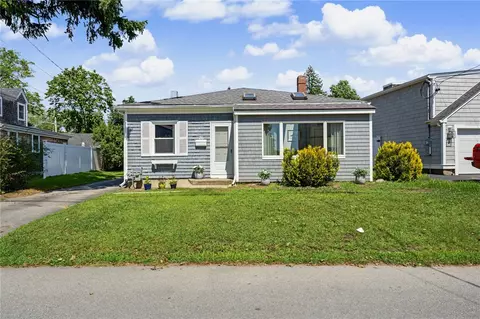 26 Bowden Ave, Barrington, RI 02806