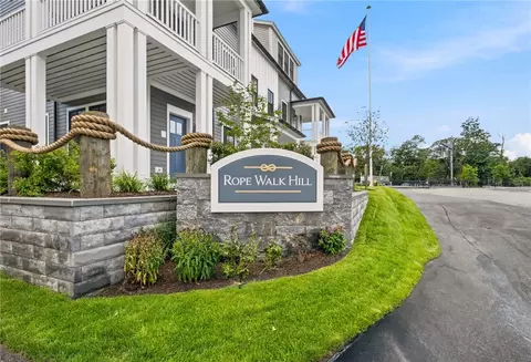 67 Queen St #2B, East Greenwich, RI 02818