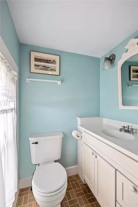 Bath - 5 Kempton Pl, Little Compton, RI 02837 photo 1 of 2