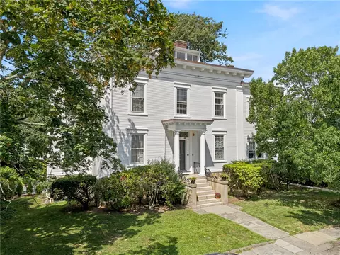 12 Mount Vernon St #4, Newport, RI 02840