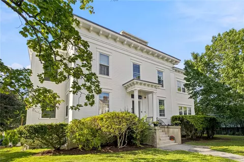 12 Mount Vernon St #4, Newport, RI 02840