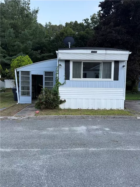 27 Woodward Unit 5 Rd, Lincoln, RI 02865