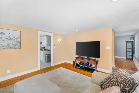 Living - 538 Bound Rd, Woonsocket, RI 02895 photo 3 of 5