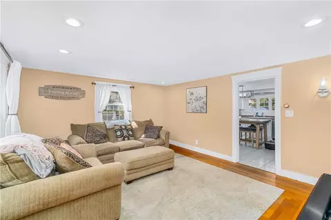 Living - 538 Bound Rd, Woonsocket, RI 02895 photo 2 of 5