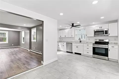 Entry Way - 53 Pell Ave, Warwick, RI 02888 photo 3 of 5