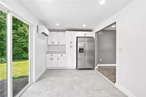 Entry Way - 53 Pell Ave, Warwick, RI 02888 photo 2 of 5