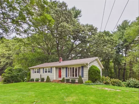77 Surrey Ln, North Kingstown, RI 02852