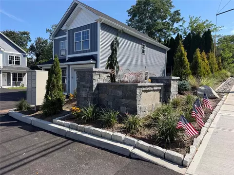 1 Teresa Ann Xing #1, West Warwick, RI 02893
